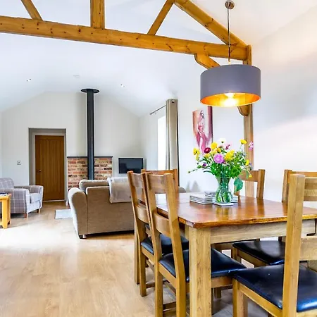 بيت للعطل Brecks Farm - The Tractor Shed يورك